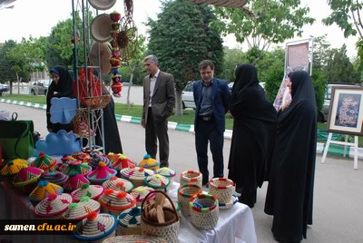 حضور معاون آموزشی پژوهشی مدیریت امور پردیس ها و مراکز دانشگاه فرهنگیان خراسان رضوی در نمایشگاه صنایع دستی و هنرهای تجسمی نارنج و ترنج واحد ثامن الحجج (ع)