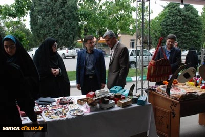 حضور معاون آموزشی پژوهشی مدیریت امور پردیس ها و مراکز دانشگاه فرهنگیان خراسان رضوی در نمایشگاه صنایع دستی و هنرهای تجسمی نارنج و ترنج واحد ثامن الحجج (ع)