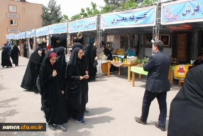 حضور خانم دکتر کاظمی رئیس پردیس شهید هاشمی نژاد و جمعی از دانشجویان پردیس شهید هاشمی نژاد در نمایشگاه صنایع دستی و هنرهای تجسمی سازمان میراث فرهنگی در دانشگاه فرهنگیان واحد ثامن الحجج(ع)