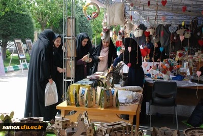حضور خانم دکتر کاظمی رئیس پردیس شهید هاشمی نژاد و جمعی از دانشجویان پردیس شهید هاشمی نژاد در نمایشگاه صنایع دستی و هنرهای تجسمی سازمان میراث فرهنگی در دانشگاه فرهنگیان واحد ثامن الحجج(ع)