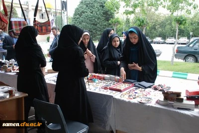 حضور خانم دکتر کاظمی رئیس پردیس شهید هاشمی نژاد و جمعی از دانشجویان پردیس شهید هاشمی نژاد در نمایشگاه صنایع دستی و هنرهای تجسمی سازمان میراث فرهنگی در دانشگاه فرهنگیان واحد ثامن الحجج(ع)