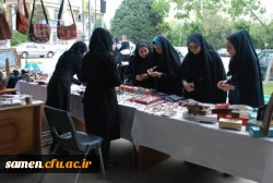 حضور خانم دکتر کاظمی رئیس پردیس شهید هاشمی نژاد و جمعی از دانشجویان پردیس شهید هاشمی نژاد در نمایشگاه صنایع دستی و هنرهای تجسمی سازمان میراث فرهنگی در دانشگاه فرهنگیان واحد ثامن الحجج(ع)