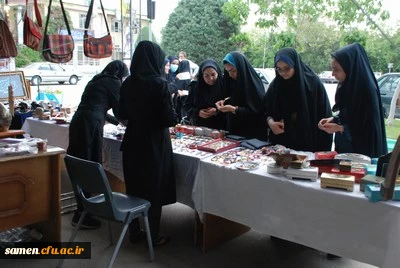 حضور خانم دکتر کاظمی رئیس پردیس شهید هاشمی نژاد و جمعی از دانشجویان پردیس شهید هاشمی نژاد در نمایشگاه صنایع دستی و هنرهای تجسمی سازمان میراث فرهنگی در دانشگاه فرهنگیان واحد ثامن الحجج(ع)