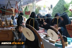 حضور خانم دکتر کاظمی رئیس پردیس شهید هاشمی نژاد و جمعی از دانشجویان پردیس شهید هاشمی نژاد در نمایشگاه صنایع دستی و هنرهای تجسمی سازمان میراث فرهنگی در دانشگاه فرهنگیان واحد ثامن الحجج(ع)