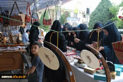 حضور خانم دکتر کاظمی رئیس پردیس شهید هاشمی نژاد و جمعی از دانشجویان پردیس شهید هاشمی نژاد در نمایشگاه صنایع دستی و هنرهای تجسمی سازمان میراث فرهنگی در دانشگاه فرهنگیان واحد ثامن الحجج(ع)
