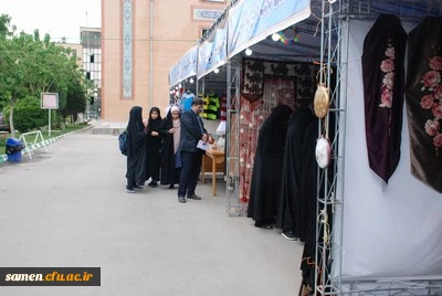 حضور خانم دکتر کاظمی رئیس پردیس شهید هاشمی نژاد و جمعی از دانشجویان پردیس شهید هاشمی نژاد در نمایشگاه صنایع دستی و هنرهای تجسمی سازمان میراث فرهنگی در دانشگاه فرهنگیان واحد ثامن الحجج(ع)