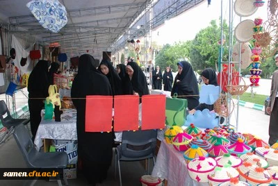 حضور خانم دکتر کاظمی رئیس پردیس شهید هاشمی نژاد و جمعی از دانشجویان پردیس شهید هاشمی نژاد در نمایشگاه صنایع دستی و هنرهای تجسمی سازمان میراث فرهنگی در دانشگاه فرهنگیان واحد ثامن الحجج(ع)