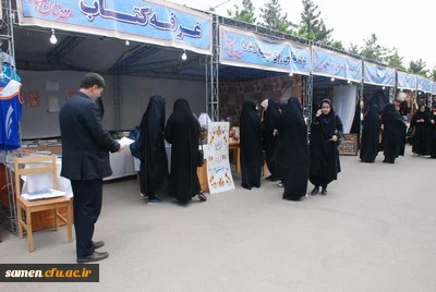 حضور خانم دکتر کاظمی رئیس پردیس شهید هاشمی نژاد و جمعی از دانشجویان پردیس شهید هاشمی نژاد در نمایشگاه صنایع دستی و هنرهای تجسمی سازمان میراث فرهنگی در دانشگاه فرهنگیان واحد ثامن الحجج(ع)