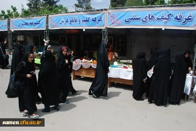 حضور خانم دکتر کاظمی رئیس پردیس شهید هاشمی نژاد و جمعی از دانشجویان پردیس شهید هاشمی نژاد در نمایشگاه صنایع دستی و هنرهای تجسمی سازمان میراث فرهنگی در دانشگاه فرهنگیان واحد ثامن الحجج(ع)