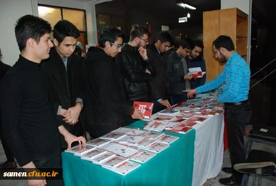 برگزاری نمایشگاه کتاب و پویش مطالعاتی با عنوان در هوای انقلاب