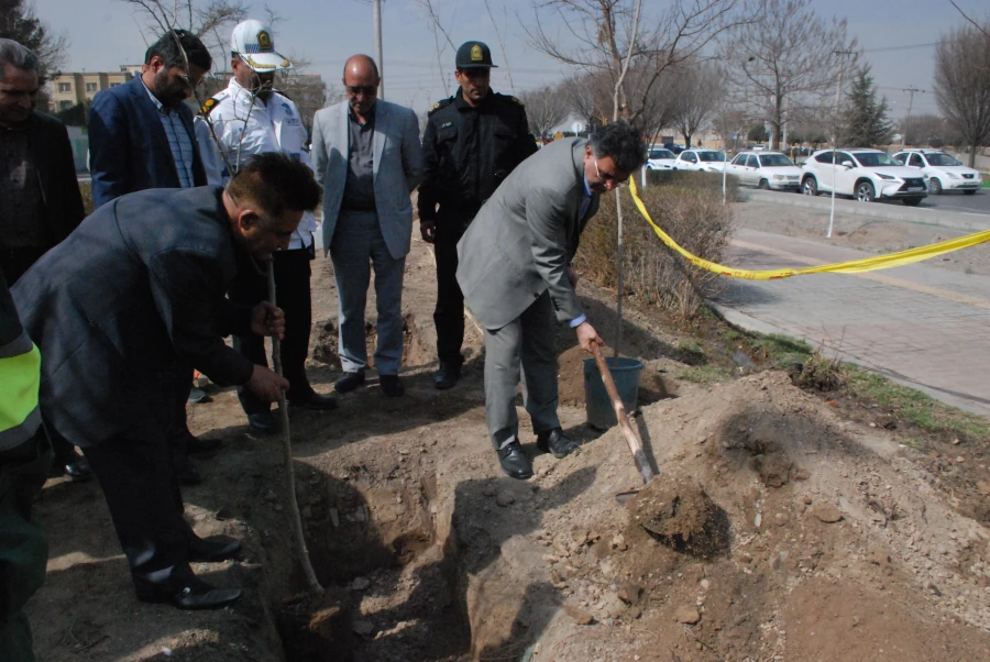  کاشت 110 اصله نهال به همت شهرداری منطقه 11 مشهد و مشارکت دانشگاه فرهنگیان-  واحد دانشگاهی ثامن الحجج(ع) مشهد 6