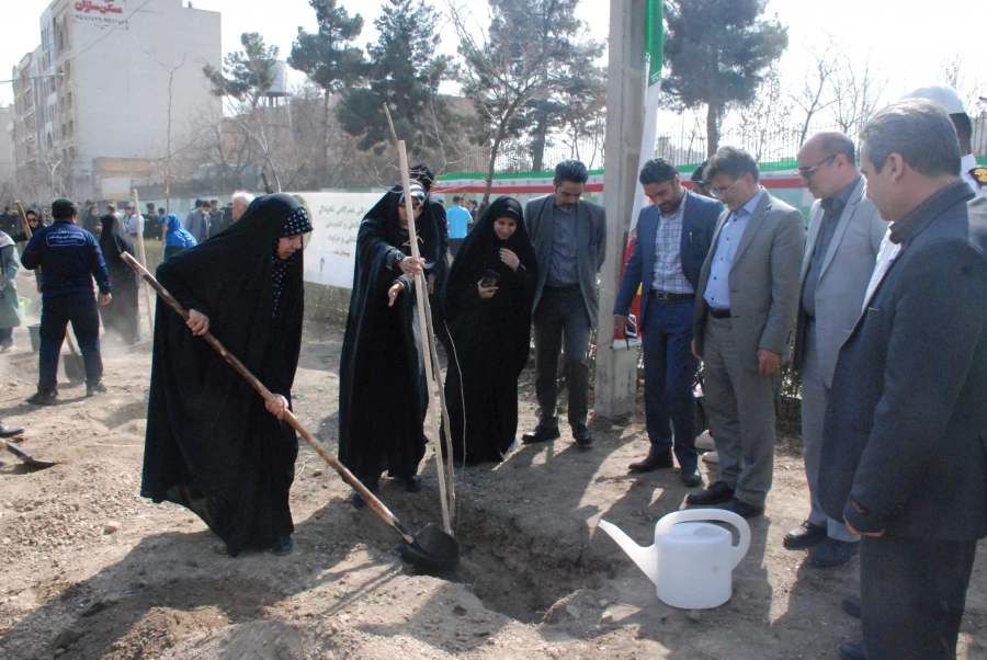  کاشت 110 اصله نهال به همت شهرداری منطقه 11 مشهد و مشارکت دانشگاه فرهنگیان-  واحد دانشگاهی ثامن الحجج(ع) مشهد 8